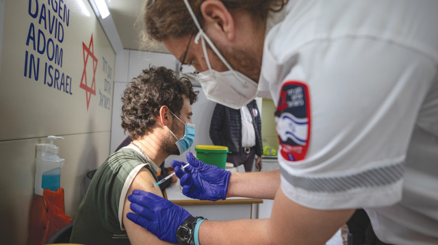 חיסון לקורונה (צילום: אוליבייה פיטוסי, פלאש 90)