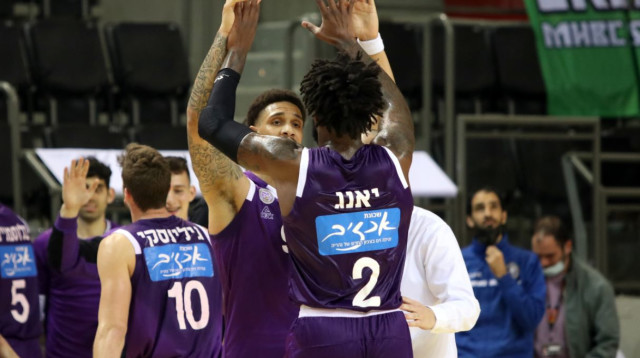 שחקני נהריה חוגגים (צילום: לילך וייס, מנהלת הליגה)