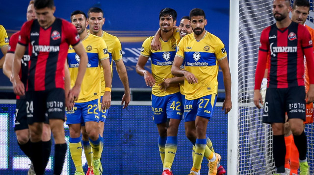 דור פרץ חוגג עם שחקני מכבי תל אביב (צילום: מאור אלקסלסי)