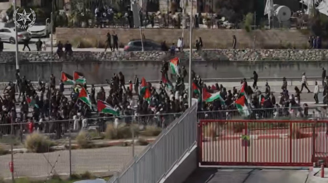 מפגינים באום אל פאחם (צילום: דוברות המשטרה)