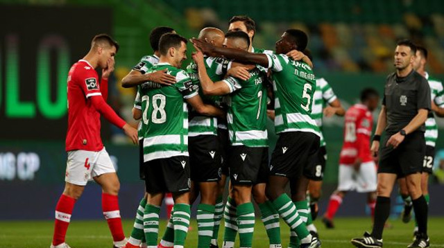 שחקני ספורטינג ליסבון חוגגים (צילום: Pedro Fiúza/NurPhoto via Getty Images)