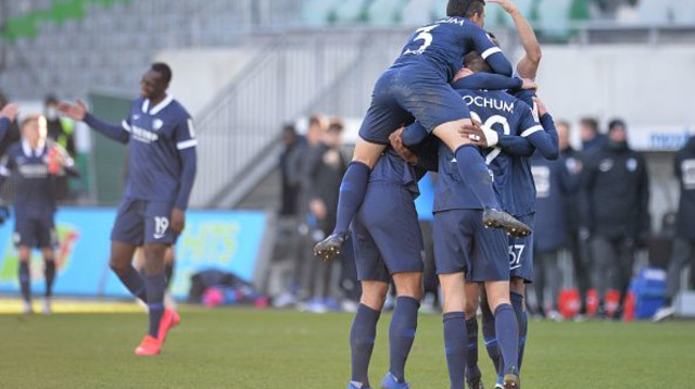 שחקני בוכום חוגגים (צילום: Timm Schamberger/picture alliance via Getty Images)