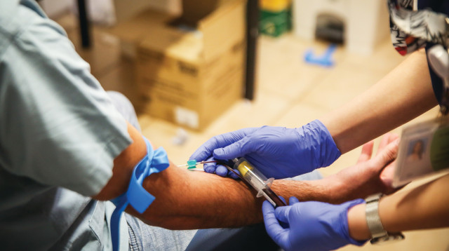 בדיקות סרולוגיות (צילום: דוד כהן, פלאש 90)