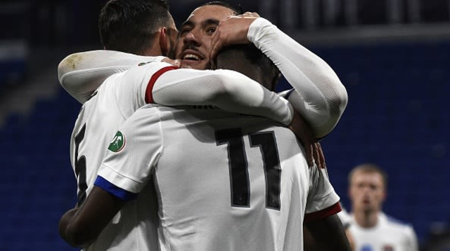 שחקני ליון חוגגים (צילום: JEAN-PHILIPPE KSIAZEK/AFP via Getty Images)