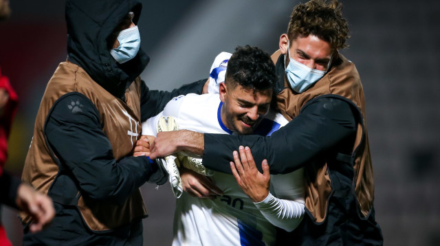 אופיר מזרחי חוגג עם שחקני קריית שמונה (צילום: מאור אלקסלסי)