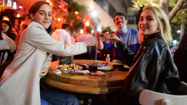 הצעירים חוזרים לברים (צילום: אבשלום ששוני)