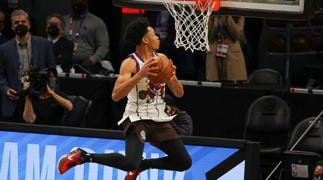 אנפרני סיימונס עם הגופייה של מקגריידי (צילום: Kevin C. Cox/Getty Images)