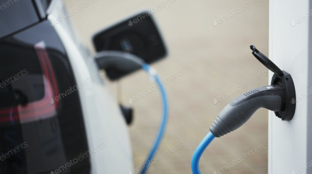 רכב חשמלי (צילום: Mint_Images envato elements)