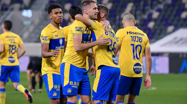 אנריק סבוריט חוגג עם שחקני מכבי תל אביב (צילום: אריאל שלום)