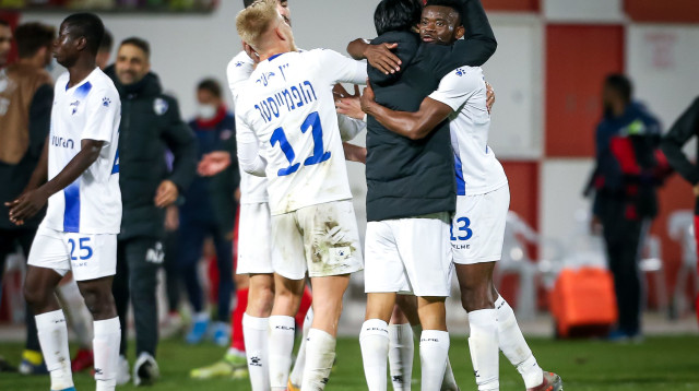 שחקני הפועל קריית שמונה חוגגים (צילום: מאור אלקסלסי)