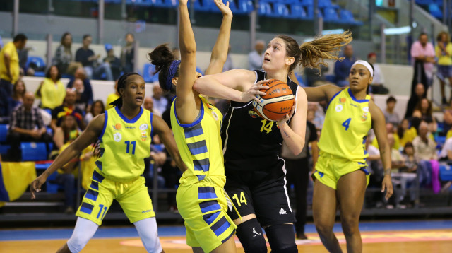 דניאל דיאמנט עם הכדור (צילום: באדיבות מנהלת ליגת העל לנשים בכדורסל)