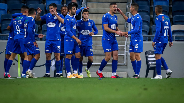 שחקני מכבי פתח תקווה חוגגים (צילום: מאור אלקסלסי)