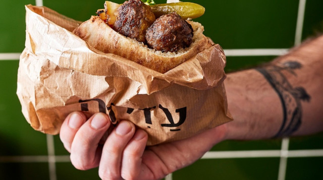 מה לשים לך בפיתה? עזיזה (צילום: אפיק גבאי)