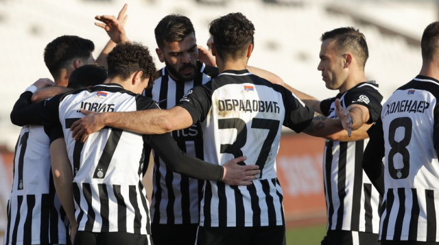 ביברס נאתכו חוגג עם שחקני פרטיזן (צילום: הטוויטר הרשמי של פרטיזן בלגרד)