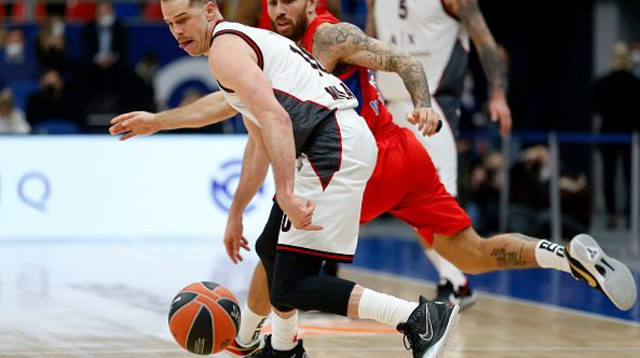 מייק ג’יימס, מייקל רול (צילום: Mikhail Serbin/Euroleague Basketball via Getty Ima)