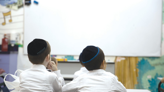 תלמידים חרדים בכיתה (צילום: נתי שוחט, פלאש 90)