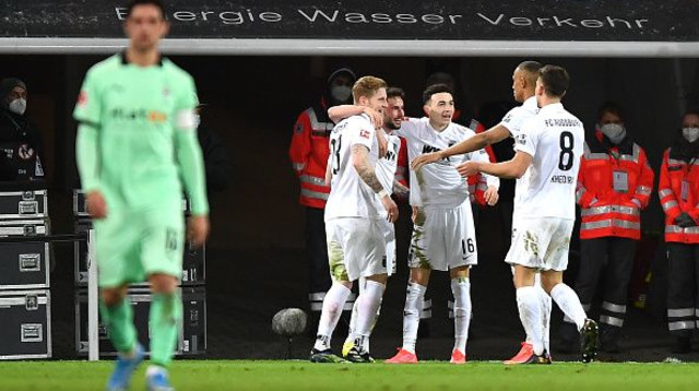 שחקני אאוגסבורג חוגגים (צילום: Lukas Barth-Tuttas - Pool/Getty Images)