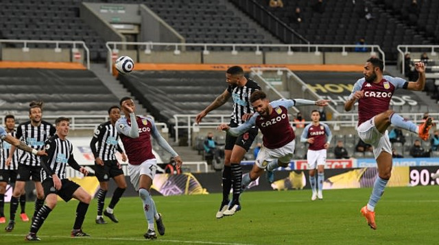 ג’מאל לאסלס משווה בדקה ה-94 (צילום: STU FORSTER/POOL/AFP via Getty Images)