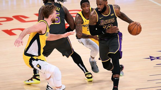 לברון ג’יימס, דומנטאס סאבוניס (צילום: Harry How/Getty Images)