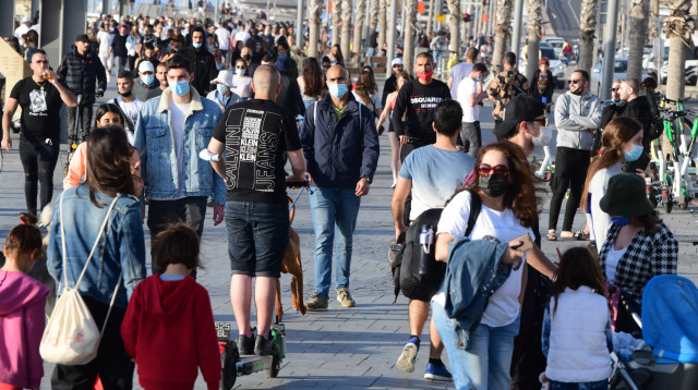 אנשים בתל אביב (צילום: אבשלום ששוני)