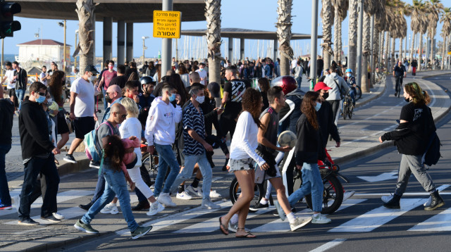אנשים בתל אביב (צילום: אבשלום ששוני)