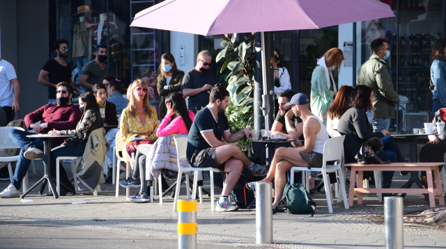 אנשים בתל אביב (צילום: אבשלום ששוני)