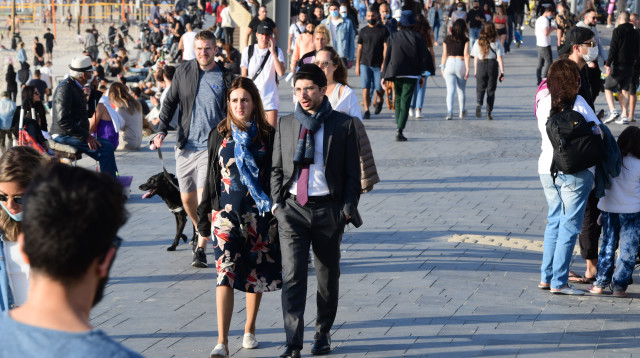 אנשים בתל אביב (צילום: אבשלום ששוני)