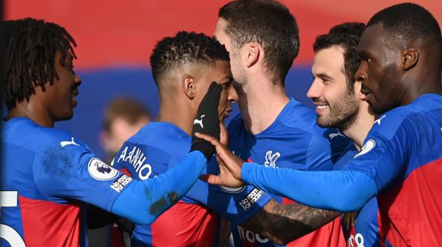 שחקני קריסטל פאלאס חוגגים (צילום: MIKE HEWITT/POOL/AFP via Getty Images)