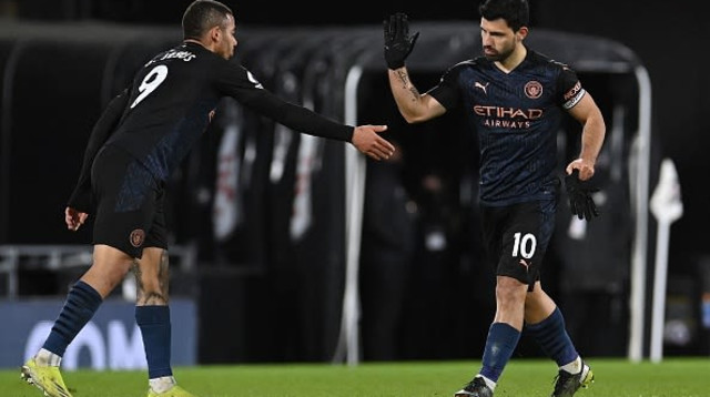 סרחיו אגוארו חוגג עם גבריאל ז’סוס (צילום: JUSTIN SETTERFIELD/POOL/AFP via Getty Images)