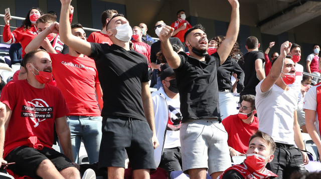 אוהדי הפועל תל אביב (צילום: אודי ציטיאט)