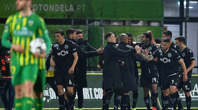 שחקני ספורטינג חוגגים (צילום: Octavio Passos/Getty Images)