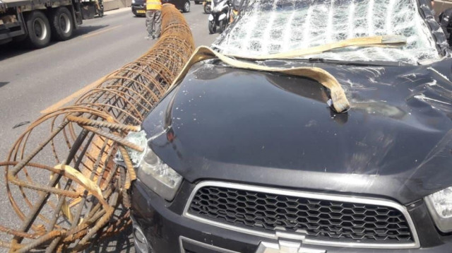 הגליל במשקל 15 טון שנפל על הרכב באיילון (צילום: דוברות מד"א)