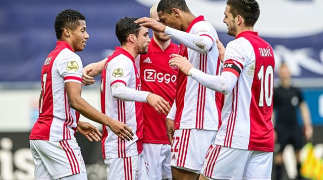 שחקני אייאקס חוגגים (צילום: OLAF KRAAK/ANP/AFP via Getty Images)