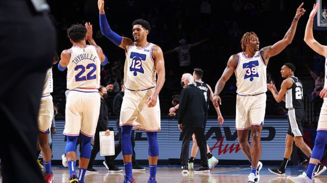 שחקני פילדלפיה (צילום: Ned Dishman/NBAE via Getty Images)
