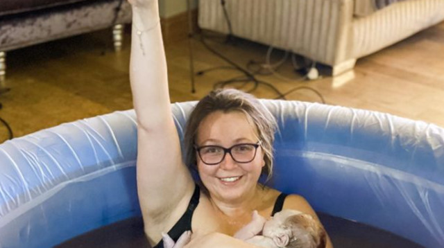 ילדה בשידור חי לעיני עשרות אלפי צופים (צילום: רשתות חברתיות)