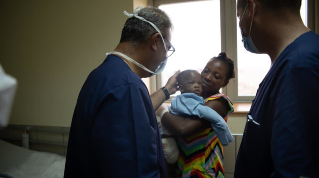 תינוק גינאי שנפצע מרסיס ברגלו וניצל על ידי הרופאים הישראלים (צילום: דובר צה"ל)