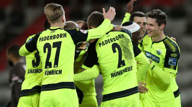 שחקני פאדרבורן חוגגים (צילום: Cathrin Mueller/Getty Images)