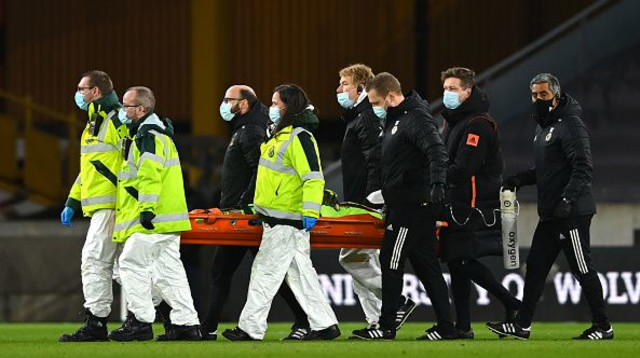 רוי פטריסיו על האלונקה (צילום: Sam Bagnall - WWFC/Wolves via Getty Images)