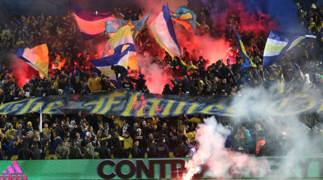 אבוקות בדרבי בין מכבי להפועל תל אביב (צילום: עדי אבישי)