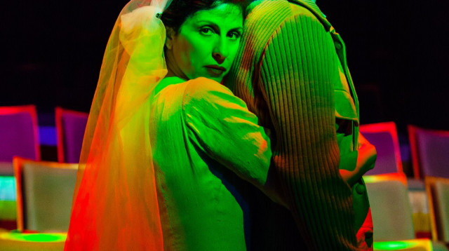 מתוך "הכלה וציד הפרפרים" (צילום: באדיבות תיאטרון גשר)