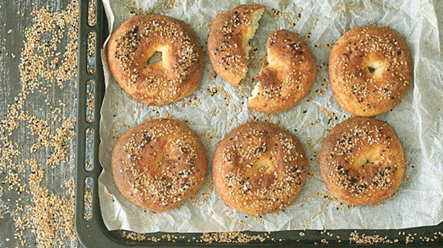 בייגלה גבינות כשר לפסח (צילום: אריאל בן חמו)