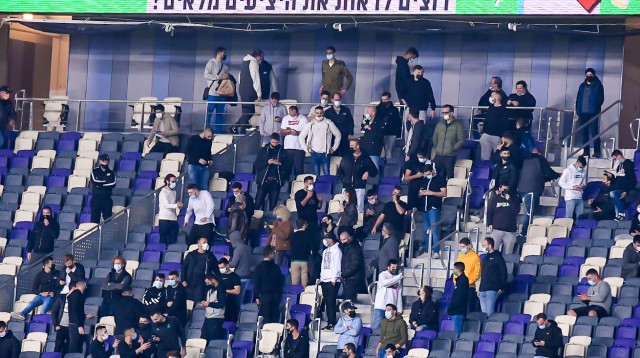 אוהדים בבלומפילד (צילום: אריאל שלום)