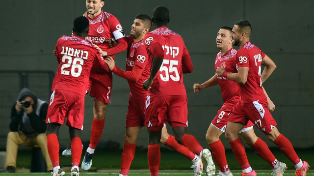 שחקני הפועל תל אביב חוגגים (צילום: ברני ארדוב)