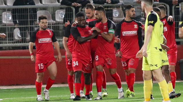 שחקני בני סכנין חוגגים (צילום: ברני ארדוב)