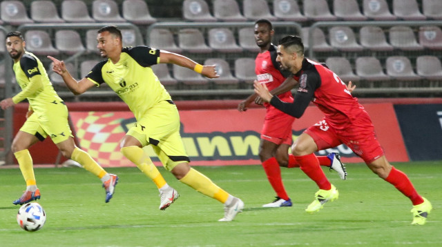 בירם כיאל במאבק על הכדור (צילום: לילך וייס)