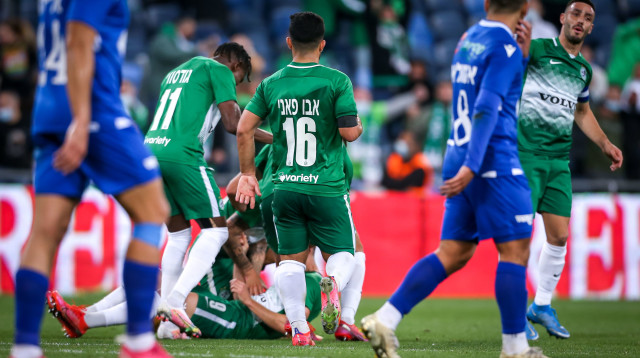 שחקני מכבי חיפה חוגגים (צילום: מאור אלקסלסי)