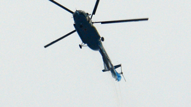 החייל הרוסי תלוי באוויר (צילום: רשתות חברתיות)