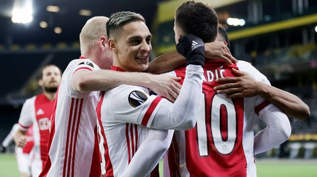 שחקני אייאקס חוגגים (צילום: Rico Brouwer/Soccrates/Getty Images)