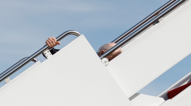 ג'ו ביידן נופל במהלך העלייה למטוס הנשיאותי (צילום: רויטרס)