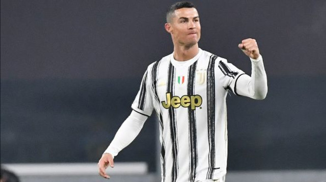 כריסטיאנו רונאלדו חוגג (צילום: Stefano Guidi/Getty Images)